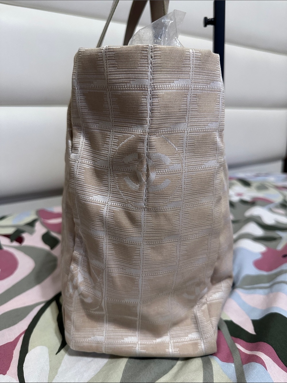 CHANEL Beige Tote Bag with Tan Handles - Picture 4 of 15
